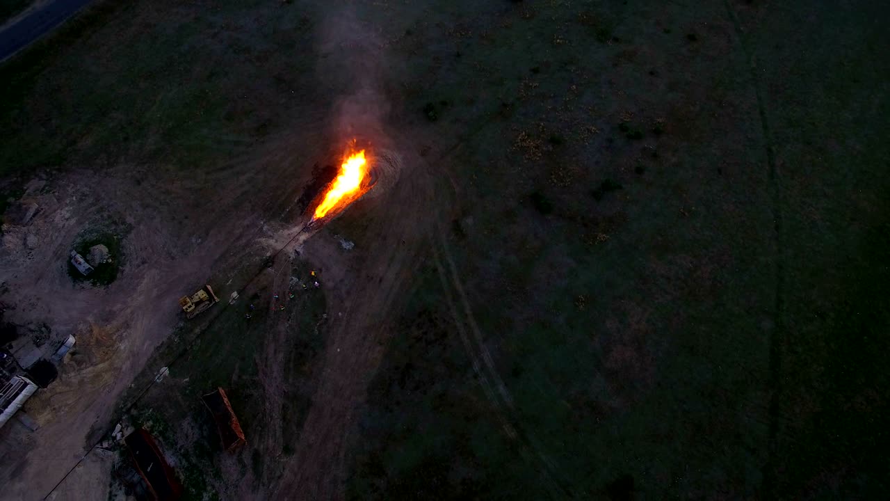 disparo aéreo de gas a alta presión desde el pozo de gas al atardecer.
