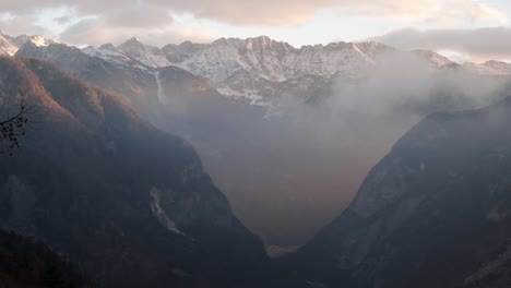 Fahren-Und-Schauen-über-Den-Höchsten-Bergpass-In-Slowenien-Vrsic