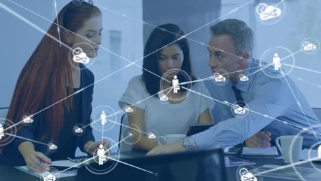 animación de la red de conexiones entre diversos empresarios que utilizan dispositivos electrónicos
