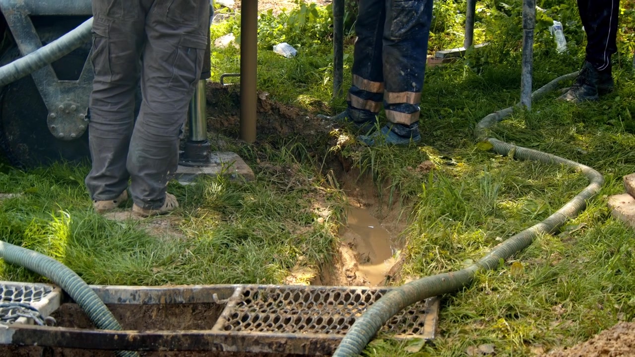 Boren naar water op een locatie om een put te creëren in een landelijk gebied