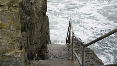 Puerto-De-Newquay-Golpeado-Por-Olas-Tempestuosas-En-Cornualles,-Inglaterra