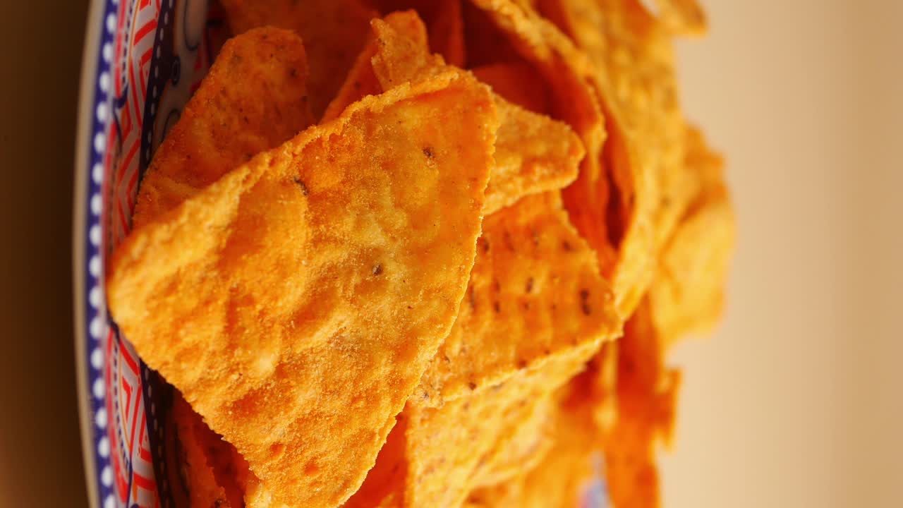 Primo piano di una ciotola di tortilla chips