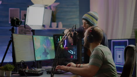jugadores emocionados ganando la competencia de videojuegos en línea