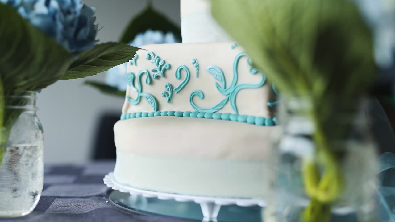 impresionantes detalles en un hermoso pastel de bodas en niveles