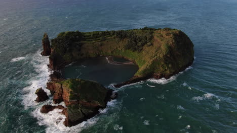 Felsige-Insel-Von-Vila-Franca-Do-Campo,-Insel-Sao-Miguel,-Azoren,-Portugal-Luftbild