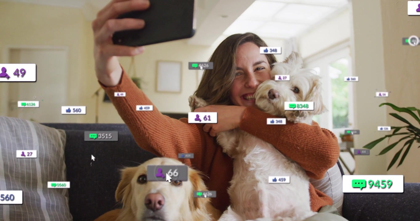 Mujer extendiendo el brazo sosteniendo el teléfono, grabando selfies, abrazando a un perro, con superposiciones de redes sociales en crecimiento