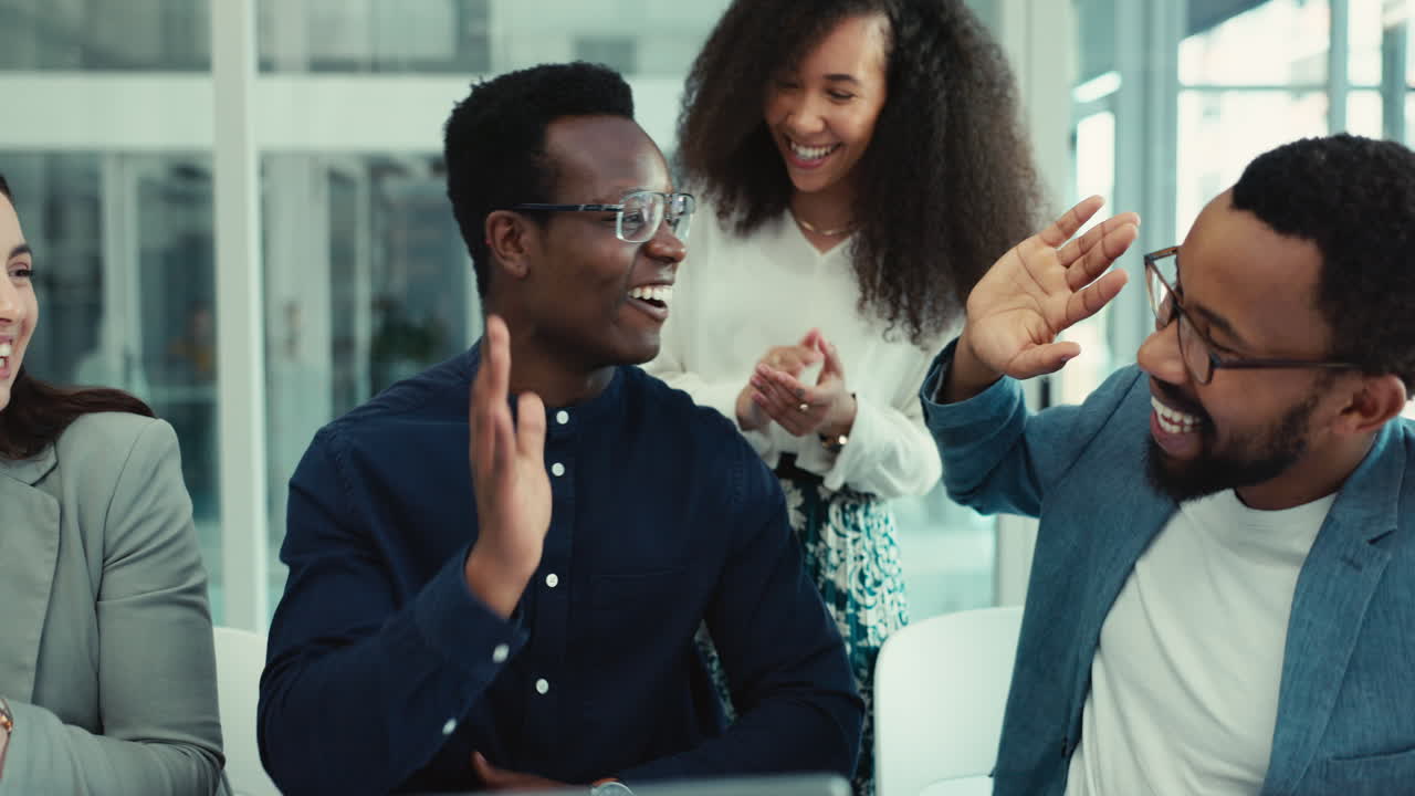 gente de negocios, alto cinco y el éxito del equipo