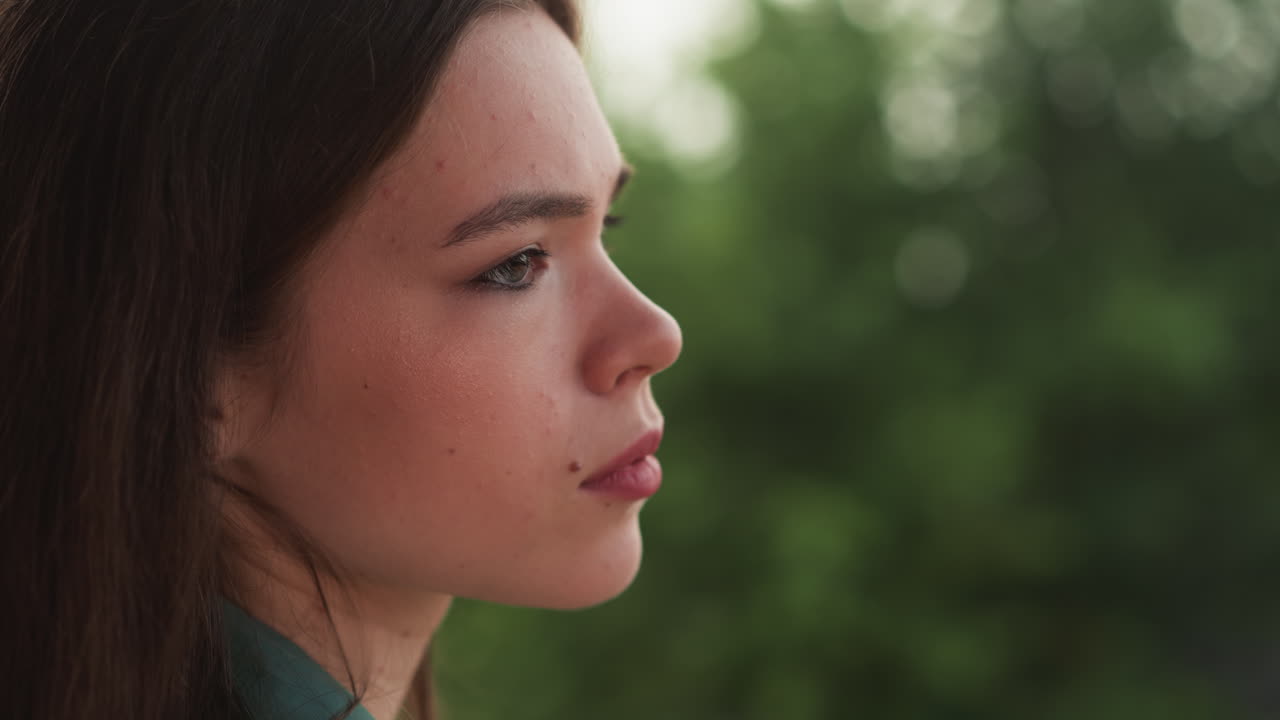 una mujer preocupada expresa mal humor en un primer plano de un día lluvioso. una mujer se ocupa de un ataque de ansiedad mirando las gotas de lluvia que caen. una condición de salud mental inestable