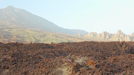 Senderismo-En-Terreno-Tipo-Marte-En-El-Parque-Nacional-Del-Teide,-España