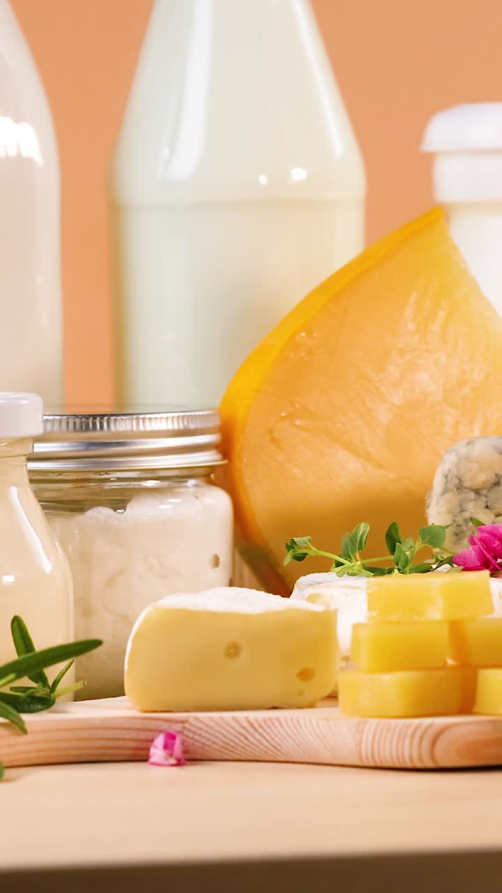 productos lácteos variados sobre un fondo naranja