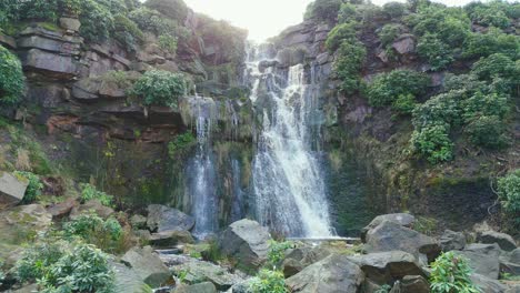 imágenes aéreas de un dron de una alta cascada rocosa en los valles de yorkshire, centavos