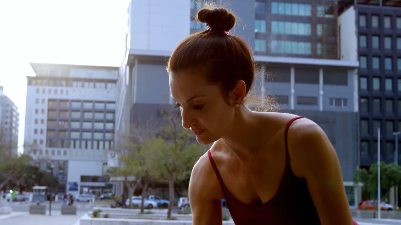 bailarina de ballet actuando en el pavimento de la ciudad 4k