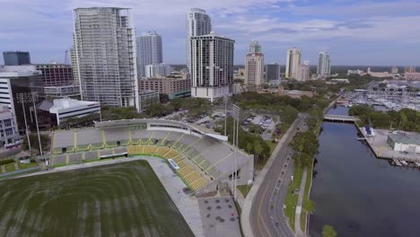 video de drones aéreos de 4k del puerto deportivo municipal en la bahía de tampa en el centro de st