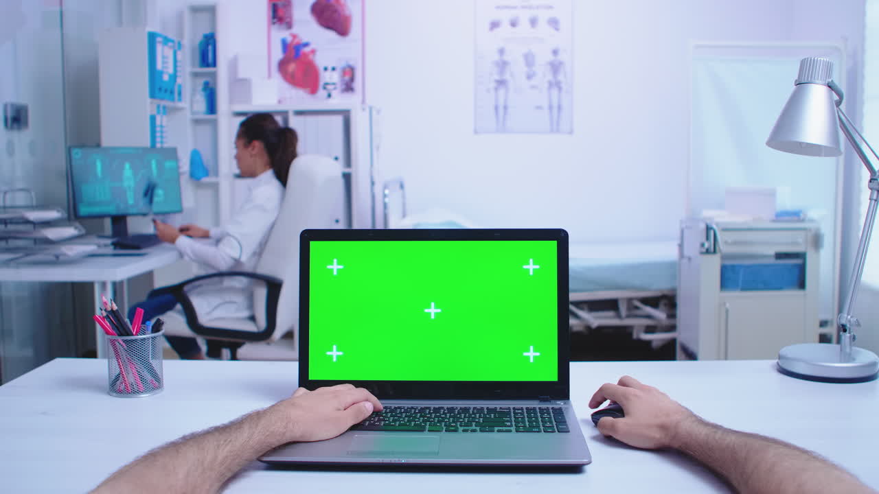 fotógrafo llegando a la oficina por la noche