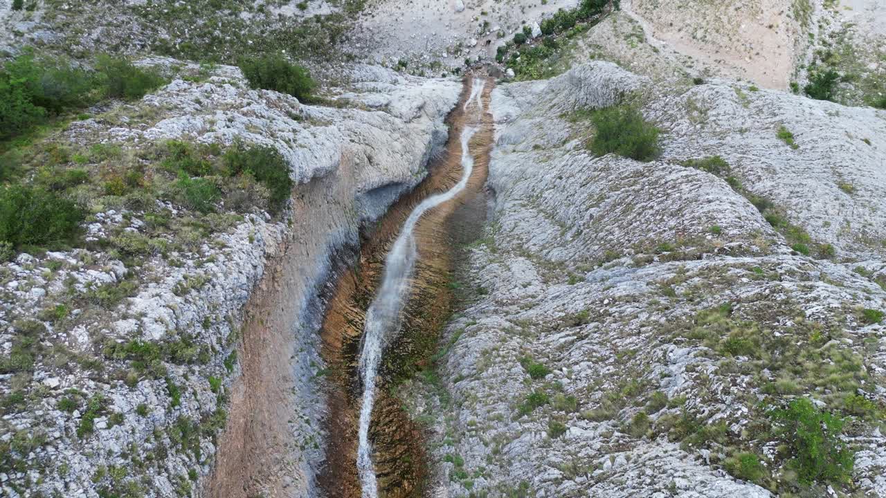 catarata de kefalovriso, cascada en grecia en el parque nacional de tzoumerka - ojo de pájaro aéreo
