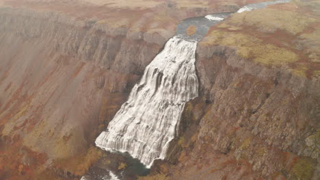 Herrlicher-Dynjandi-wasserfall-Im-Herbst-In-Westfjorden,-Island---Umkreisende-Drohne-Erschossen