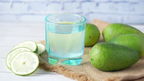 limas y agua para beber