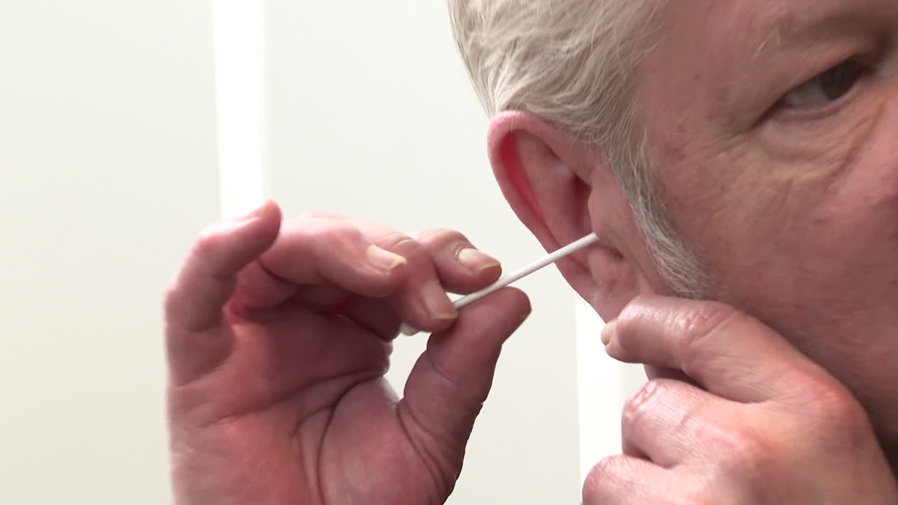 limpieza del oído con un hisopo de algodón