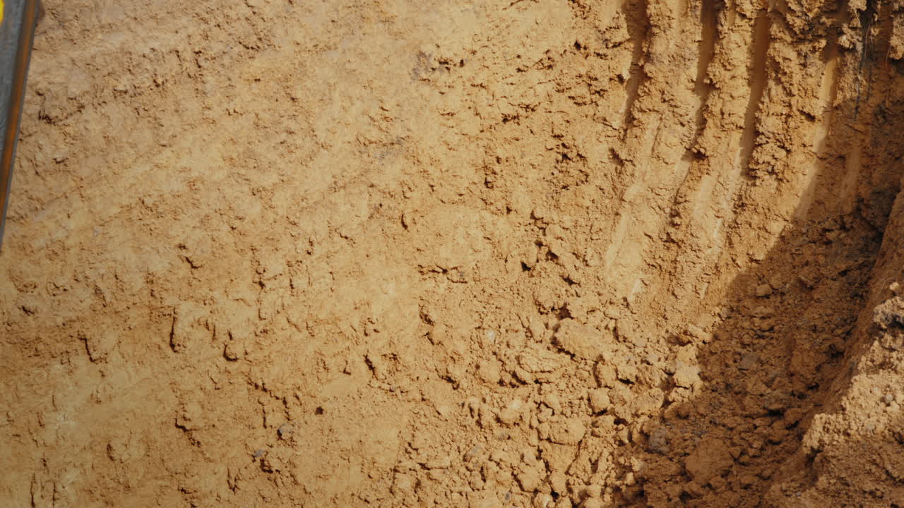 cuchara excavadora impulsada por un potente sistema hidráulico elimina la tierra de la zanja tendido de tuberías