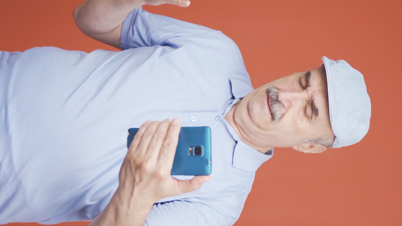 Vertical video of The old man who can't use the app on the phone.