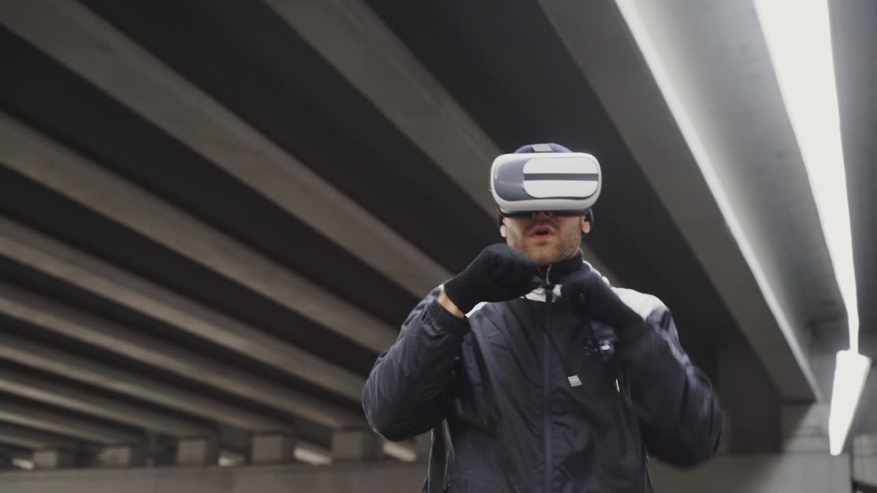 Uomo con attrezzatura da boxe VR in un tunnel
