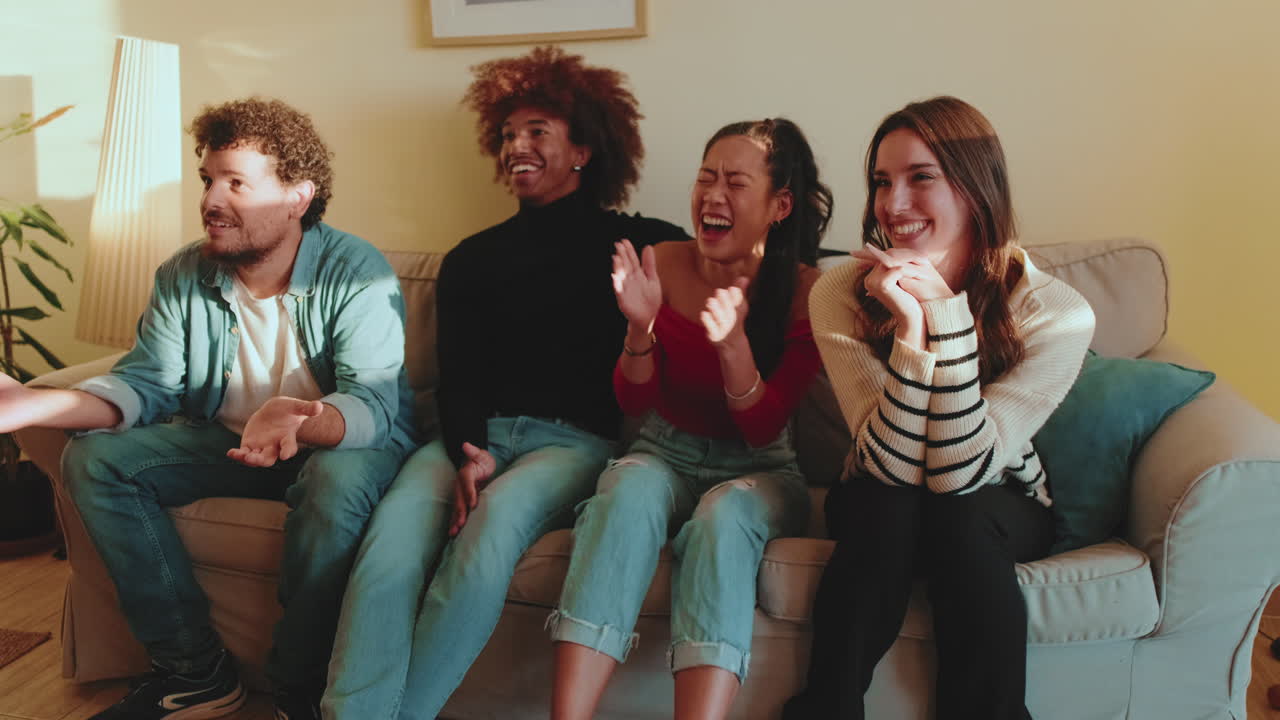 grupo de amigos viendo la televisión
