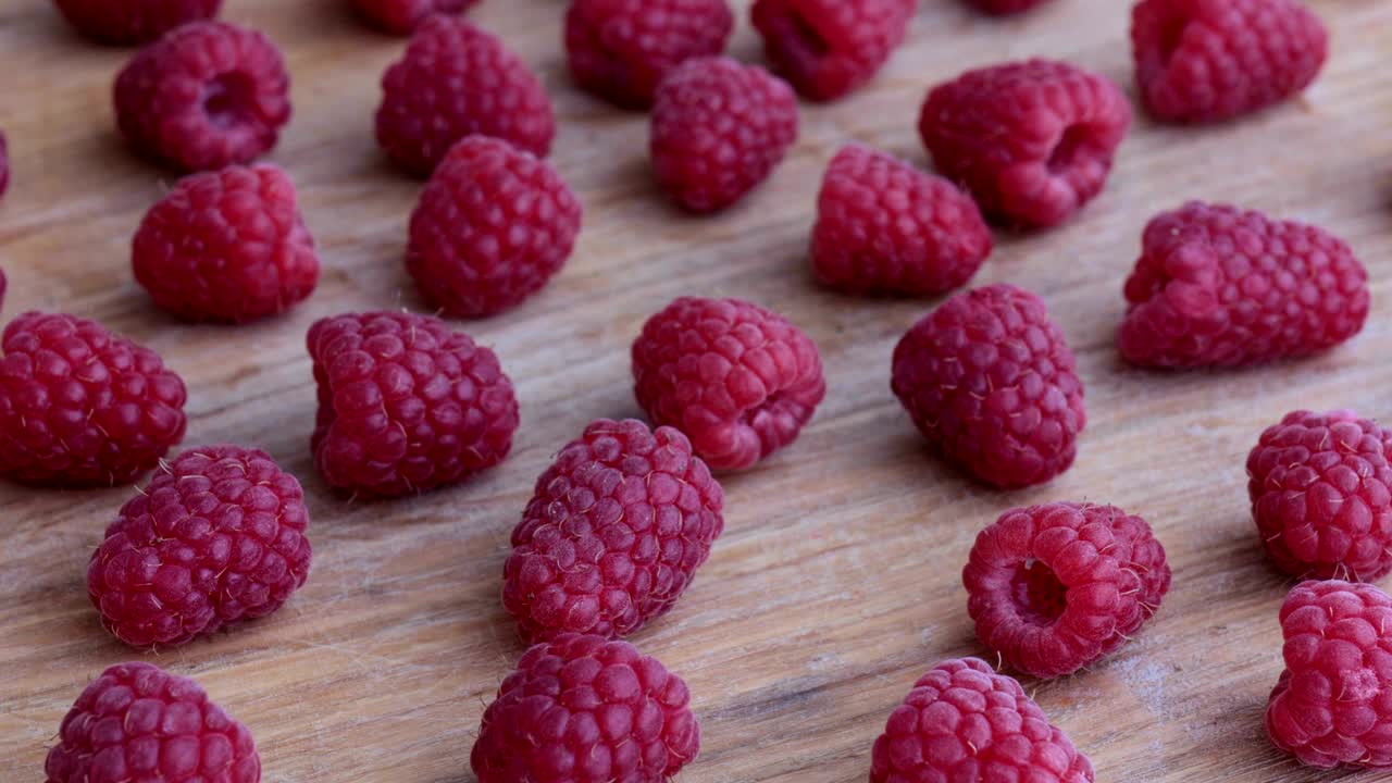 나무 바탕에 라즈베리 과일.