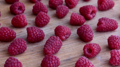 frutas de frambuesa sobre un fondo de madera.