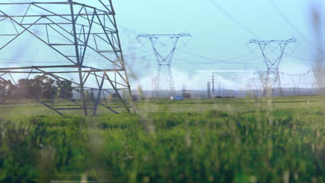 animación de puntos brillantes que se mueven sobre las torres eléctricas