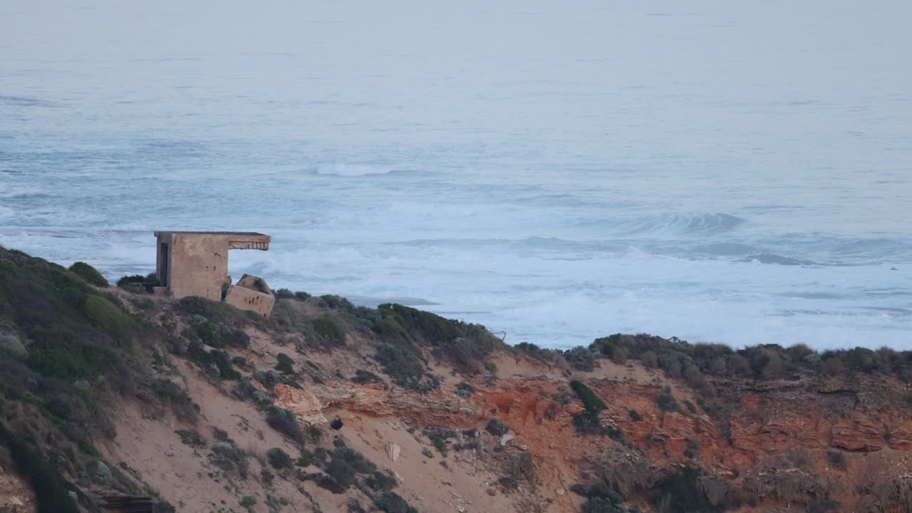 las olas se estrellan cerca del fuerte histórico en el acantilado