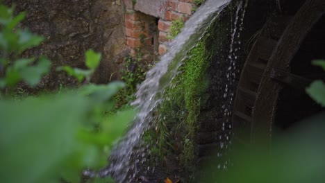 molino de agua en el parque de picnic agua detalle