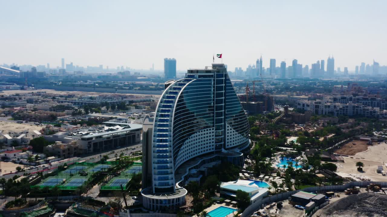 Video drone della città di Dubai di giorno, concetto di città moderna con acqua e trasporti