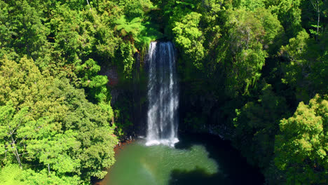 Vista-Aérea-De-La-Cascada-Milla-Milla-Con-Bosque-Verde-En-La-Región-De-Tablelands,-Queensland,-Australia