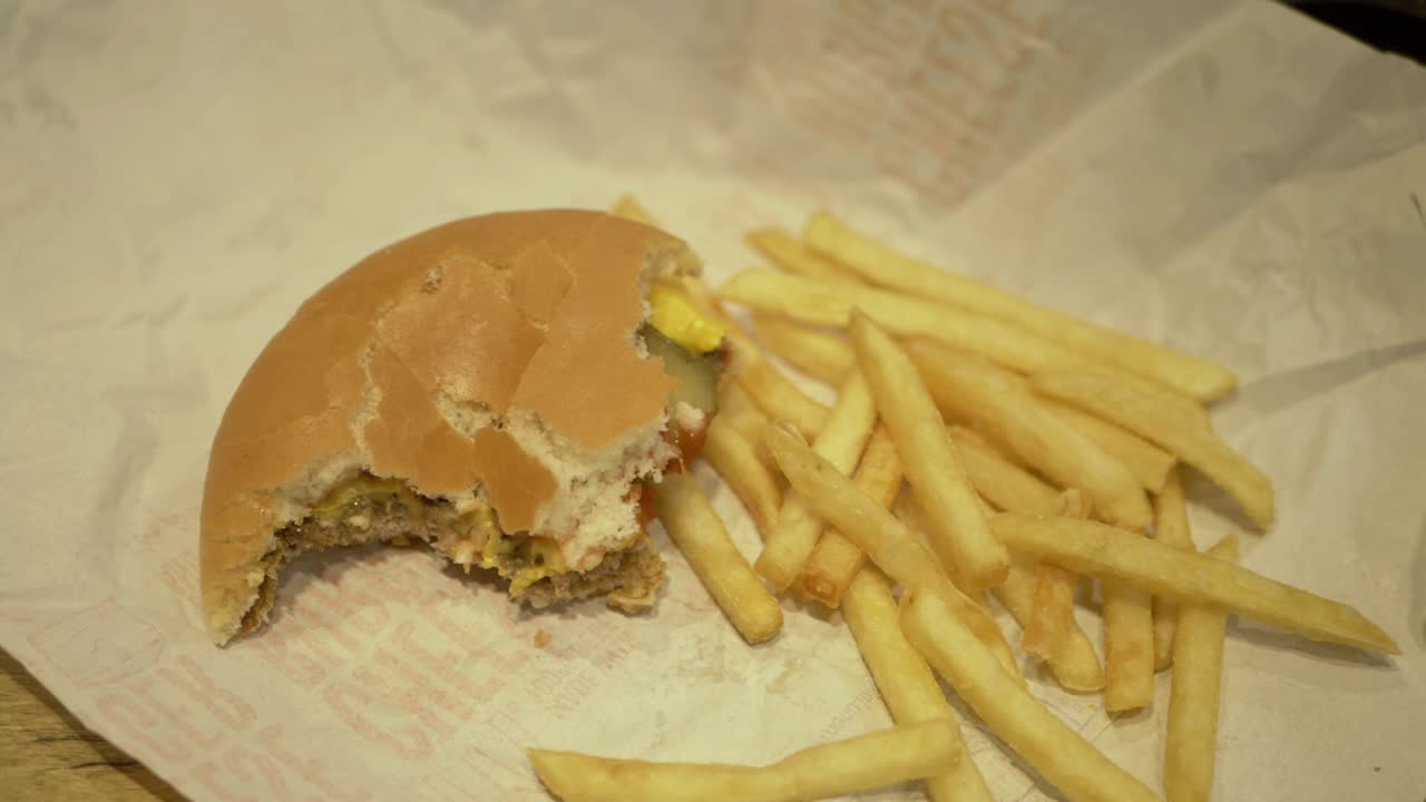 hamburguesa y papas fritas a medio comer plano panorámico medio