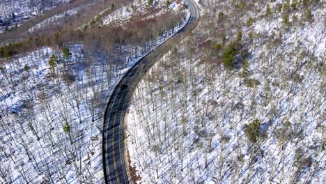 Antena-Hacia-Arriba-Revela-Imágenes-De-Video-De-Drones-De-Una-Carretera-Nevada,-Cielo-Azul,-Valle-De-Montaña,-Carretera-A-Través-De-Las-Montañas-En-Los-Apalaches-En-La-Cresta-De-Shawangunk,-En-El-Estado-De-Nueva-York