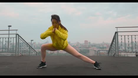 mujer estirándose al aire libre