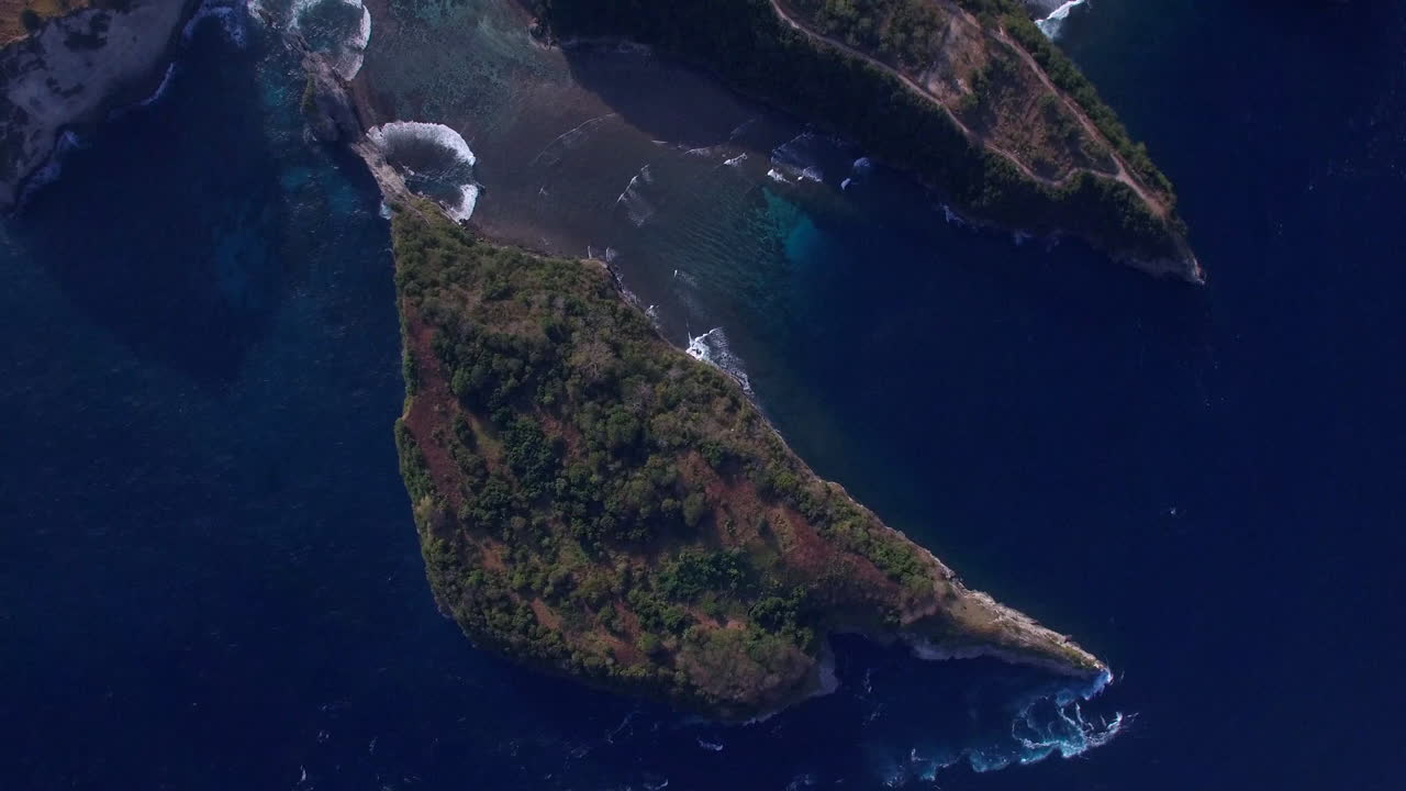 누사 페니다 섬의 아투 해변 위로 높이 날아가는 드론