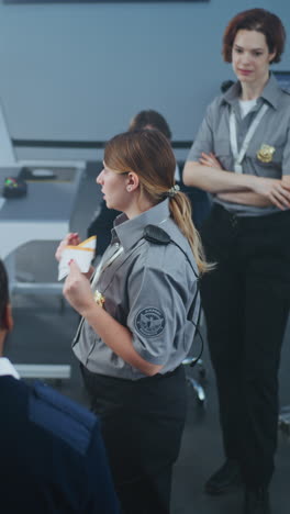 reunión del personal de seguridad del aeropuerto