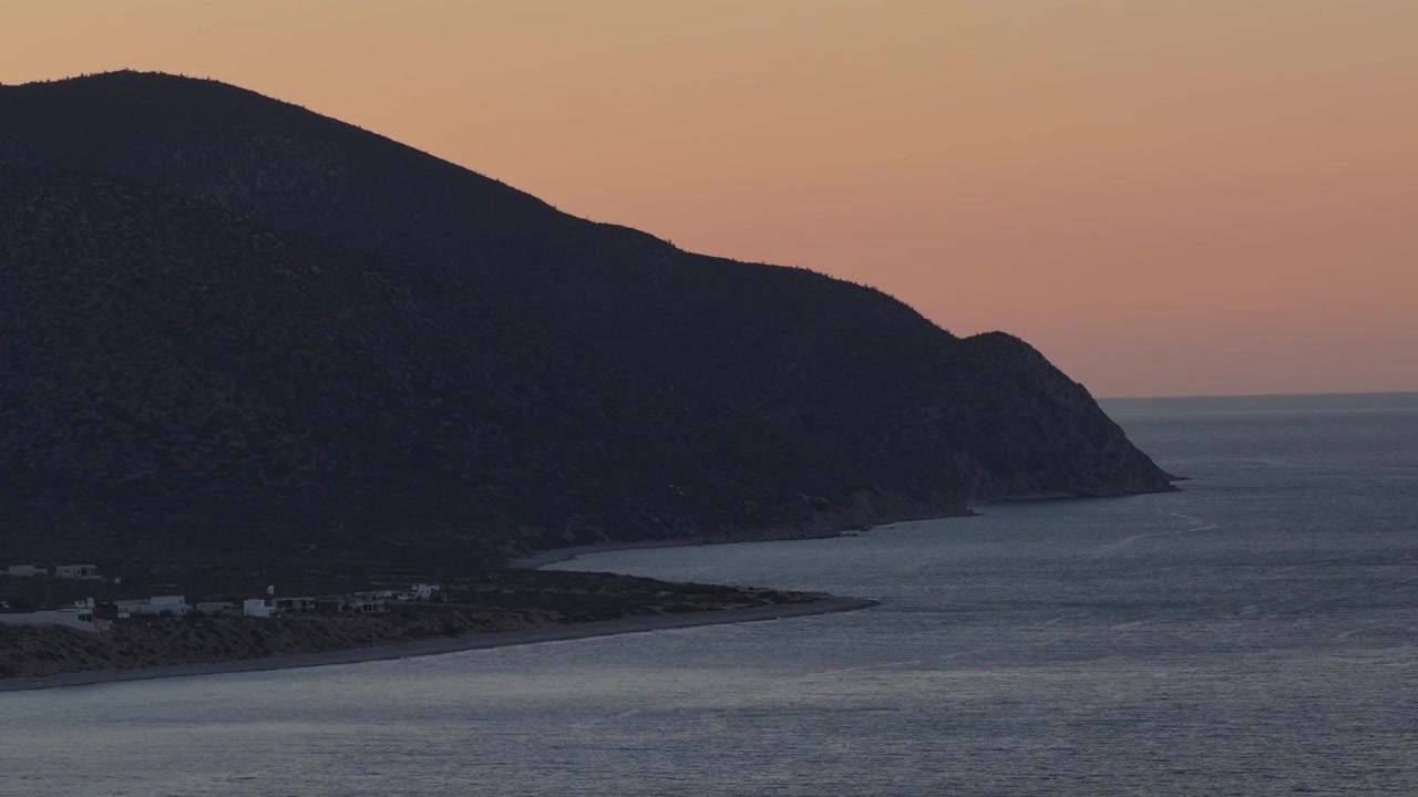 Luftfoto af El Sargento kystlinje og bakker ved solnedgang i Baja California Sur