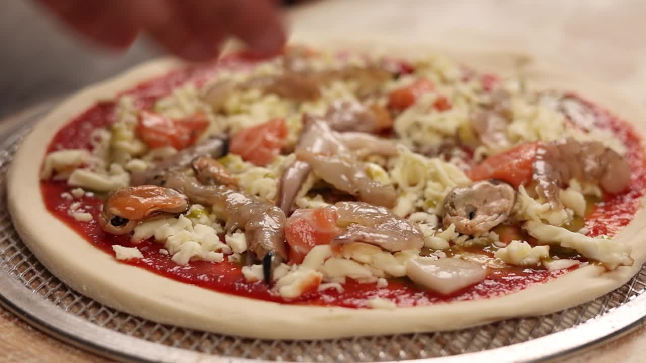 해산물 피자를 만드는 셰프