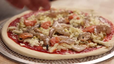 chef haciendo pizza de mariscos
