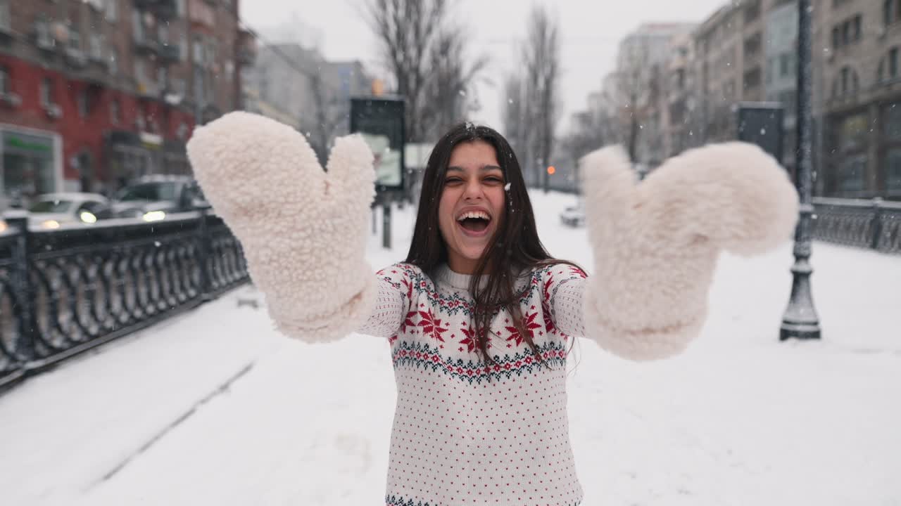도시 에서 눈 을 즐기는 여자