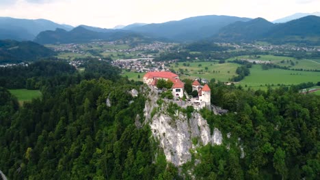 Slowenien-Wunderschöne-Natur---Ferienort-Bleder-See.