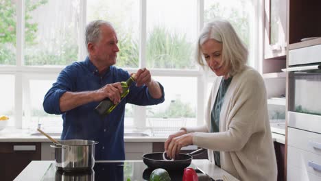 Glückliches-älteres-Kaukasisches-Paar-Zu-Hause-In-Der-Küche