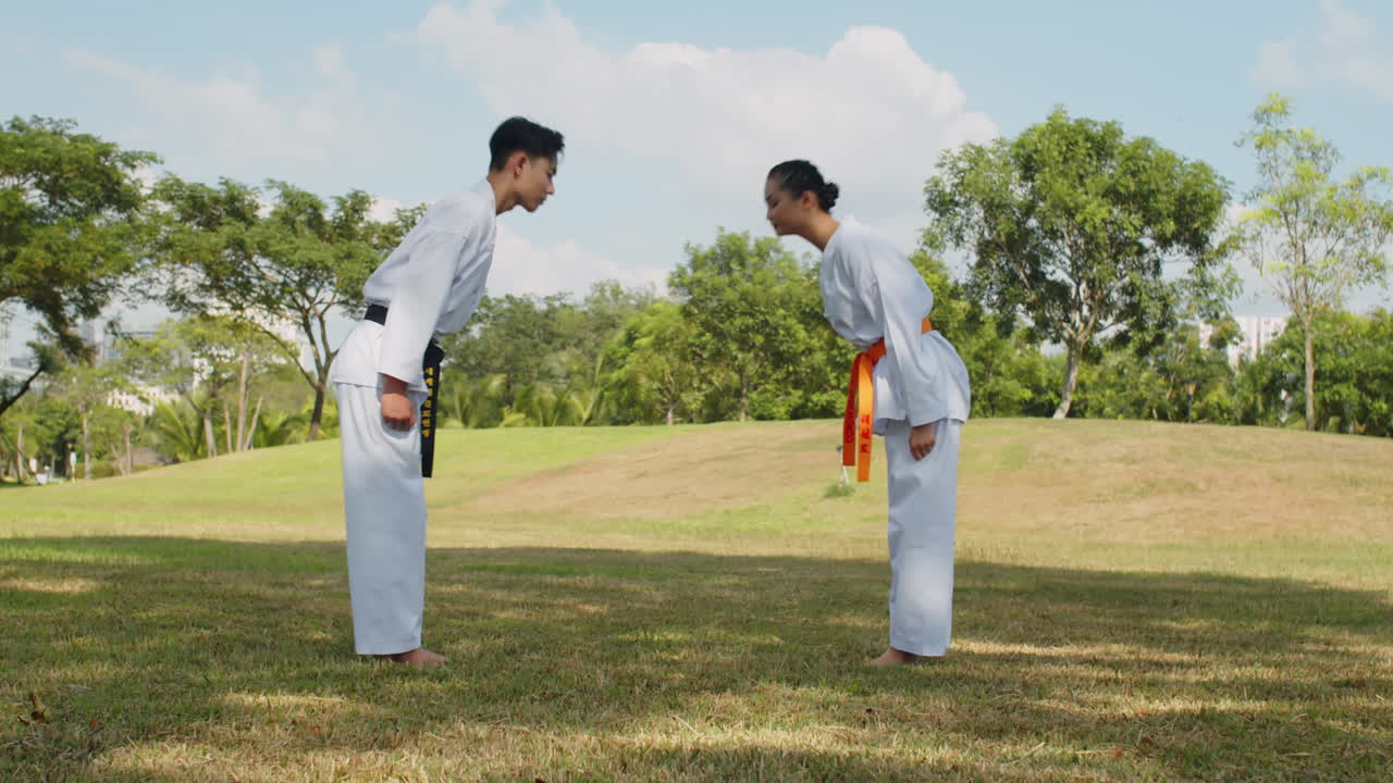 V1-0028_2023.12.14 DI Trung Crossmedia People practising taekwondo00000000.mov