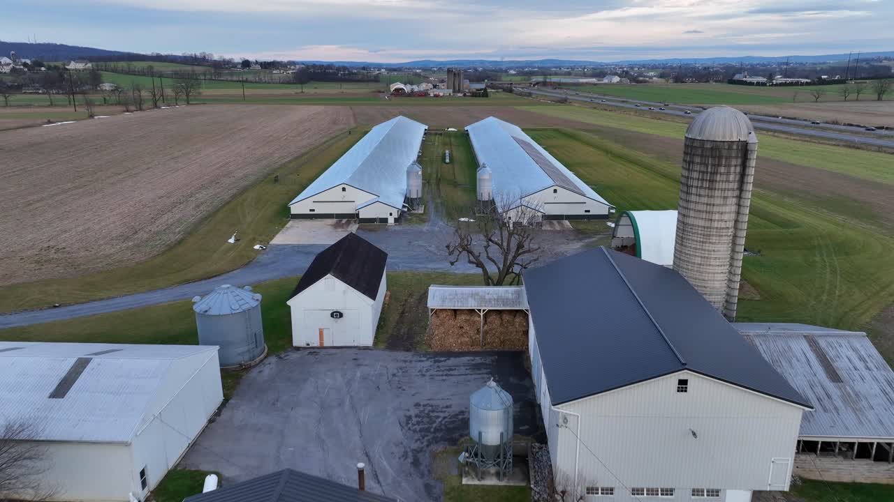 Fattoria americana in inverno. Pannelli solari sui pollai. Panoramica aerea di presentazione di terreni agricoli rurali degli Stati Uniti.