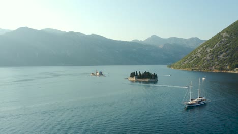 dos pequeños islotes de la isla de san jorge y nuestra señora de las rocas en perast, montenegro