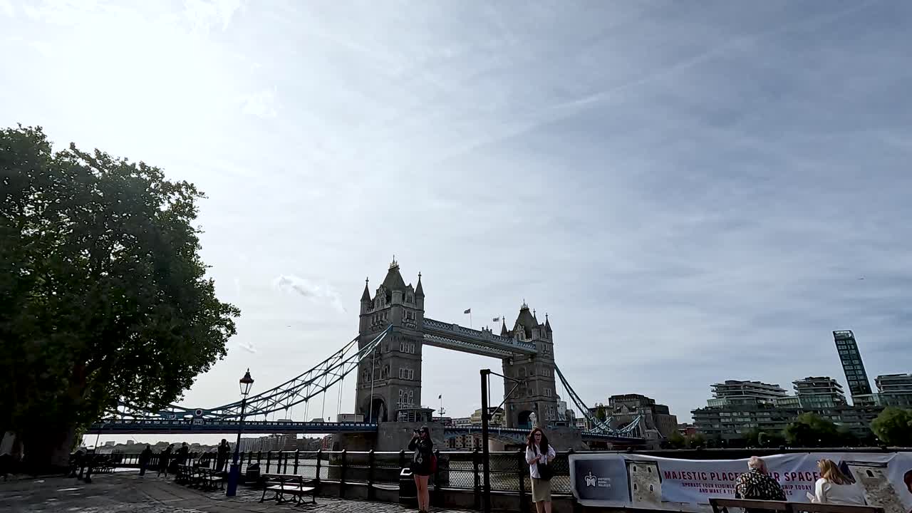 타워 브리지 에서 빛 을 즐기는 관광객 들