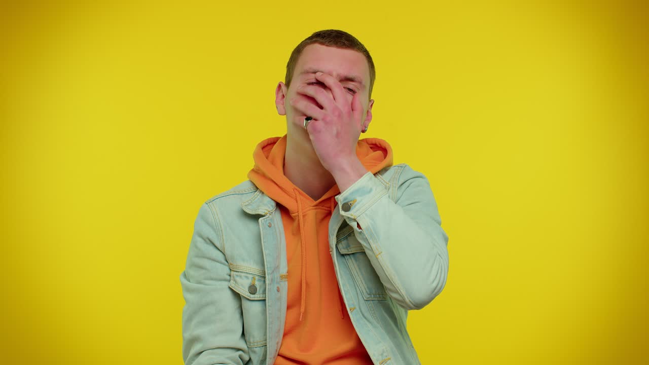 adolescente molesto hombre elegante haciendo rostro gesto de la palma, sintiéndose aburrido, decepcionado con el resultado, malas noticias