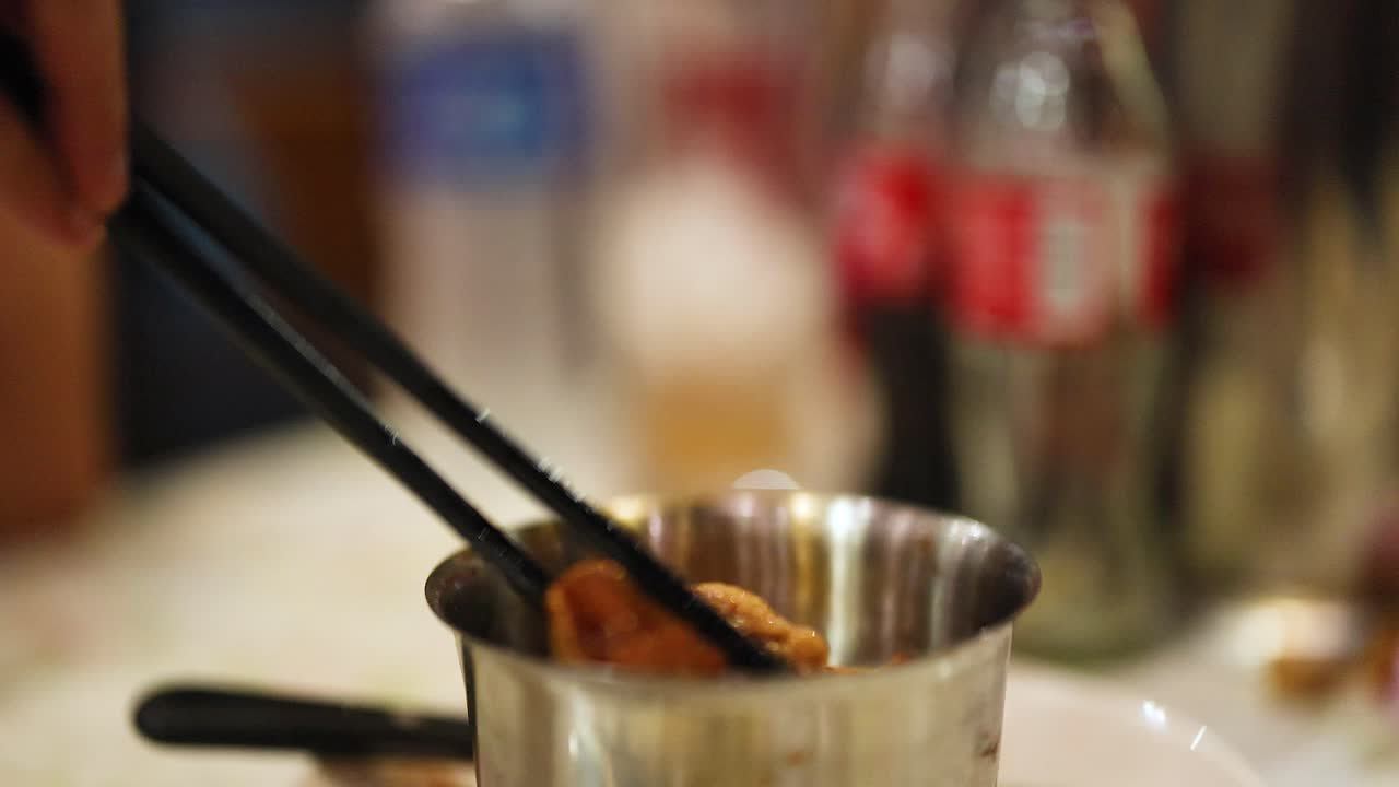 금속 컵 에서 돼지 고기 를 들어 올리는